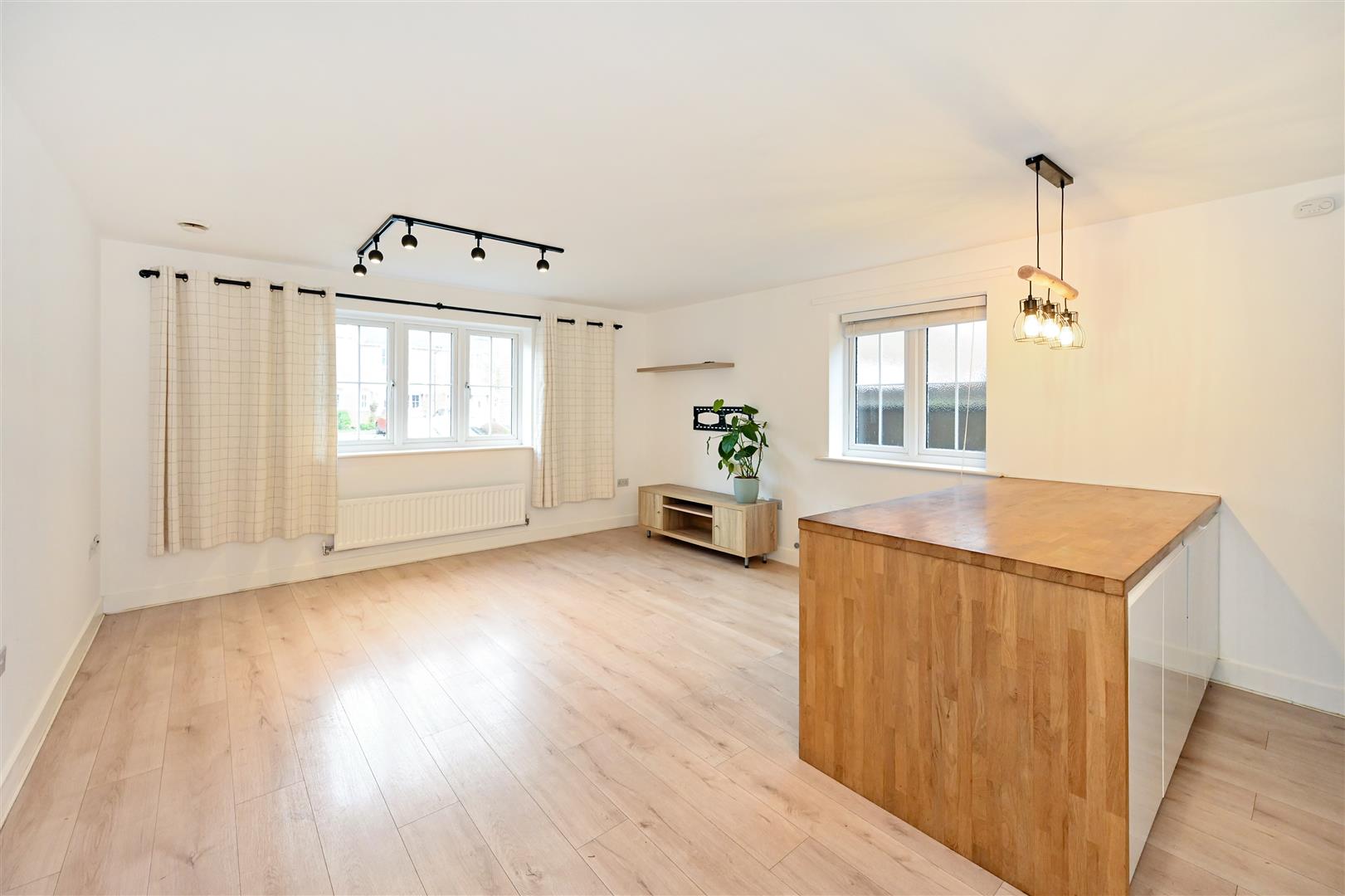 Flat Kelmscott Way in Arun