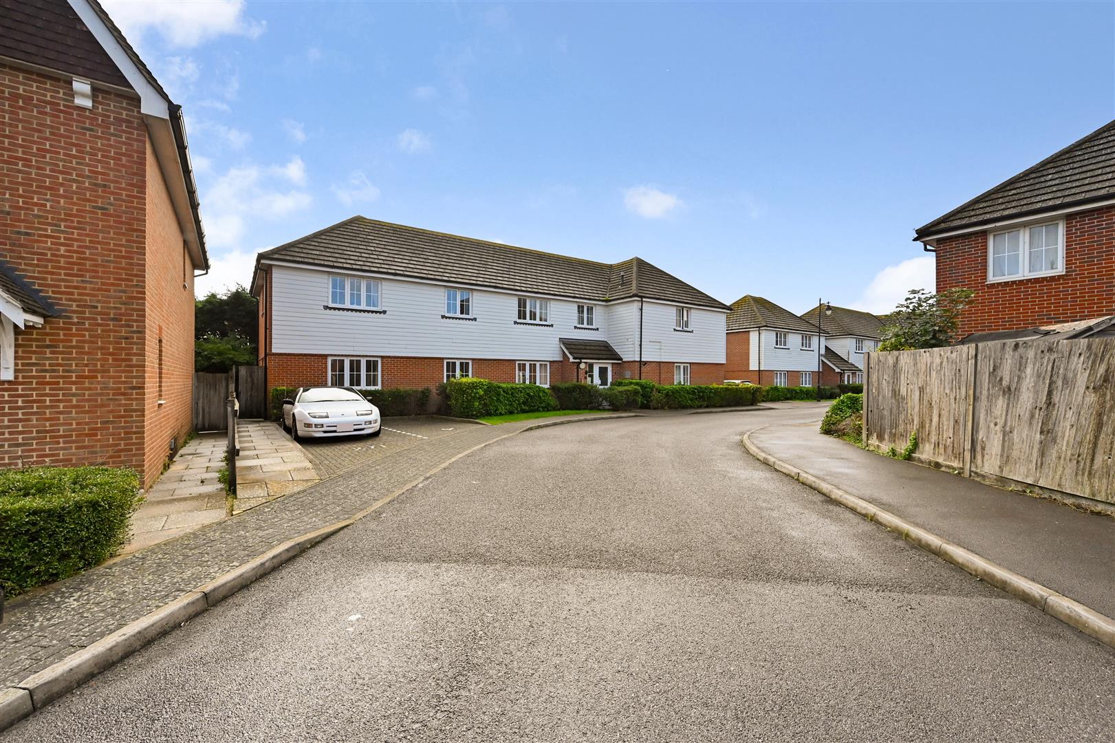 Flat Kelmscott Way in Arun