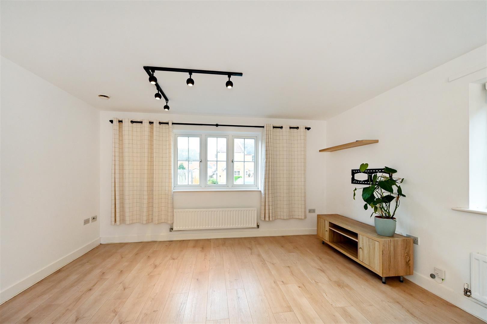 Flat Kelmscott Way in Arun