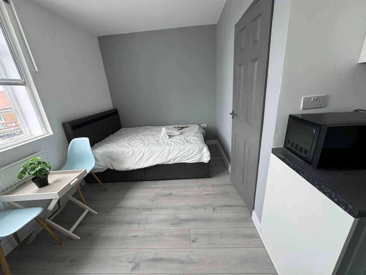 Flat Whitchurch Lane in Greater London