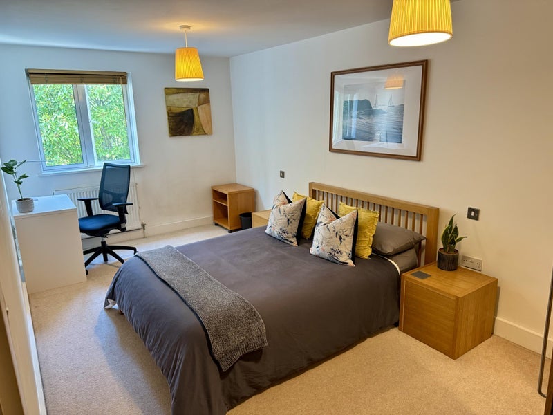 Room Clapham Road in Greater London
