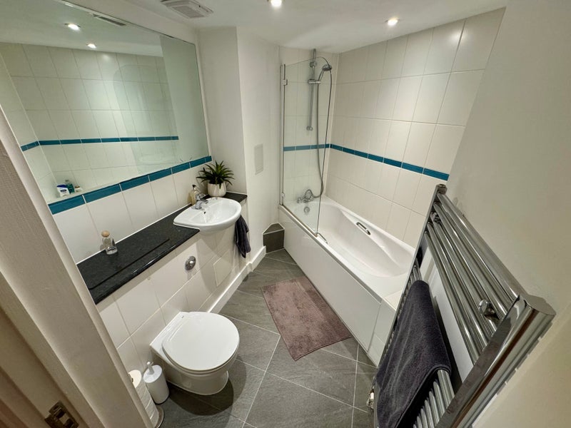 Room Clapham Road in Greater London