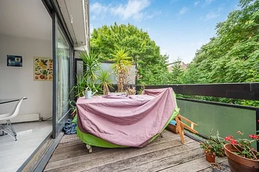 House Surrey Lane in Greater London