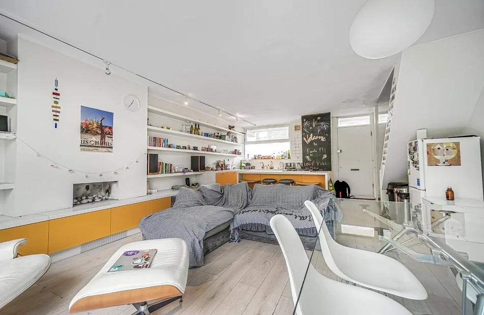 House Surrey Lane in Greater London