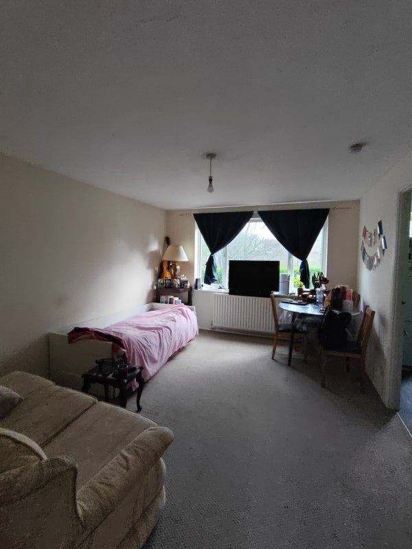 Room Dyke Drive in Greater London