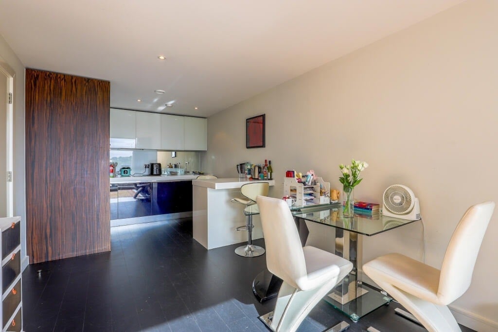 Flat Gatliff Road in City of Westminster