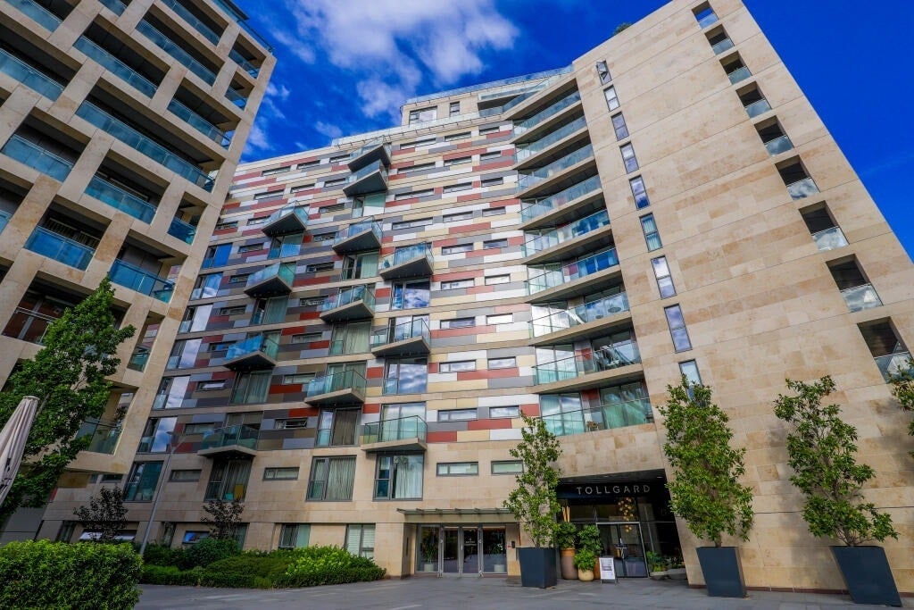 Flat Gatliff Road in City of Westminster