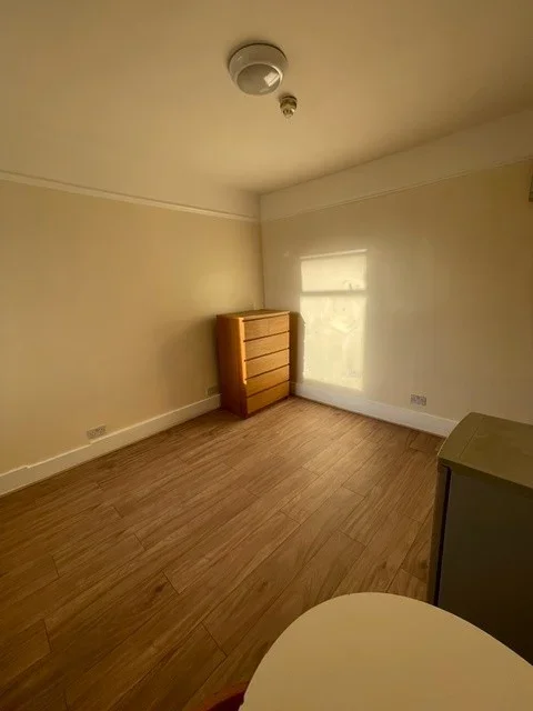 Room Hardwicke Road in Greater London