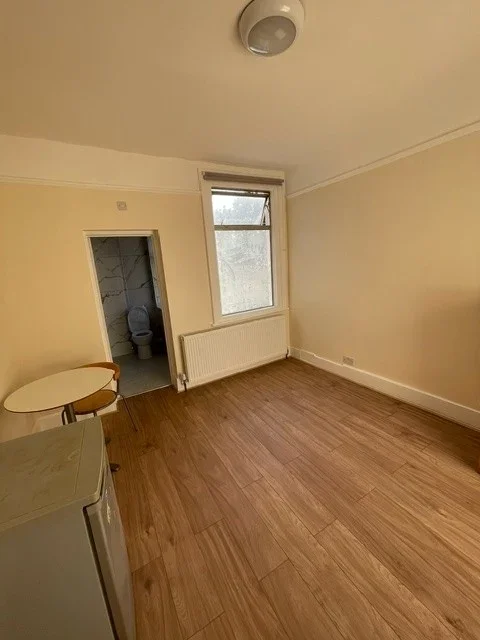 Room Hardwicke Road in Greater London
