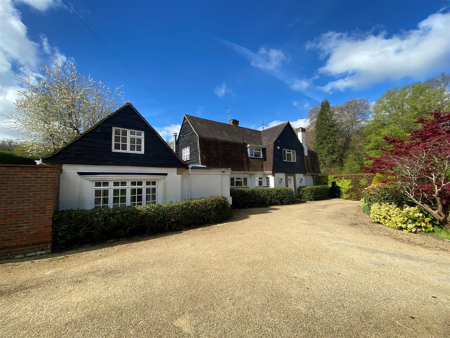 House Frithsden Copse in Nettleden with Potten End