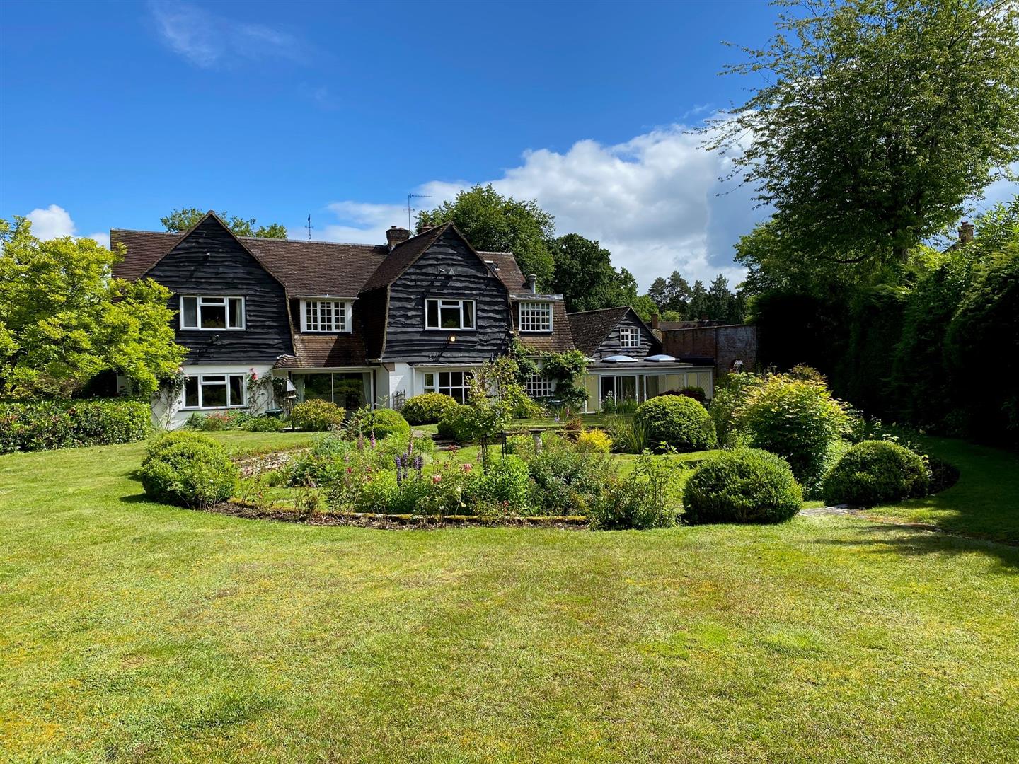 House Frithsden Copse in Nettleden with Potten End