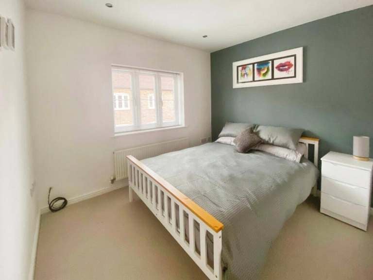 Flat Meridian Square in Greater London