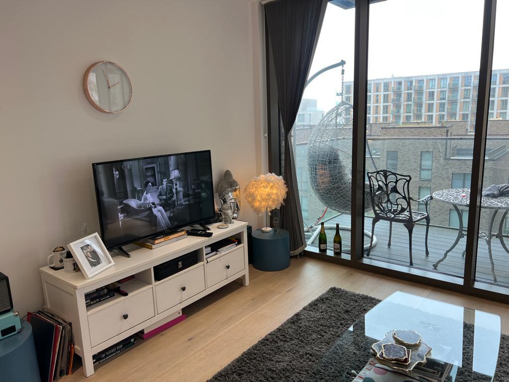 Flat Admiralty Avenue in Greater London