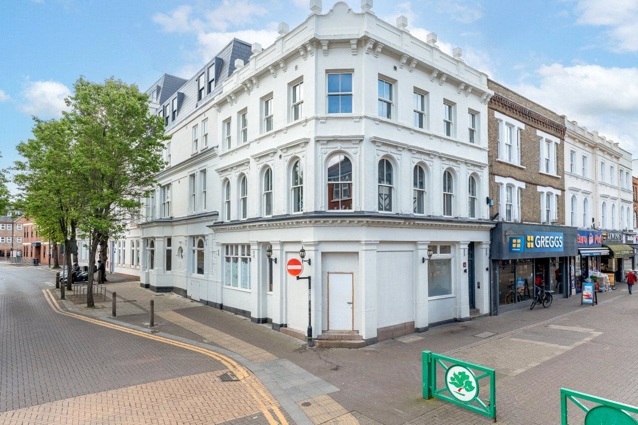 Flat High Street in Greater London