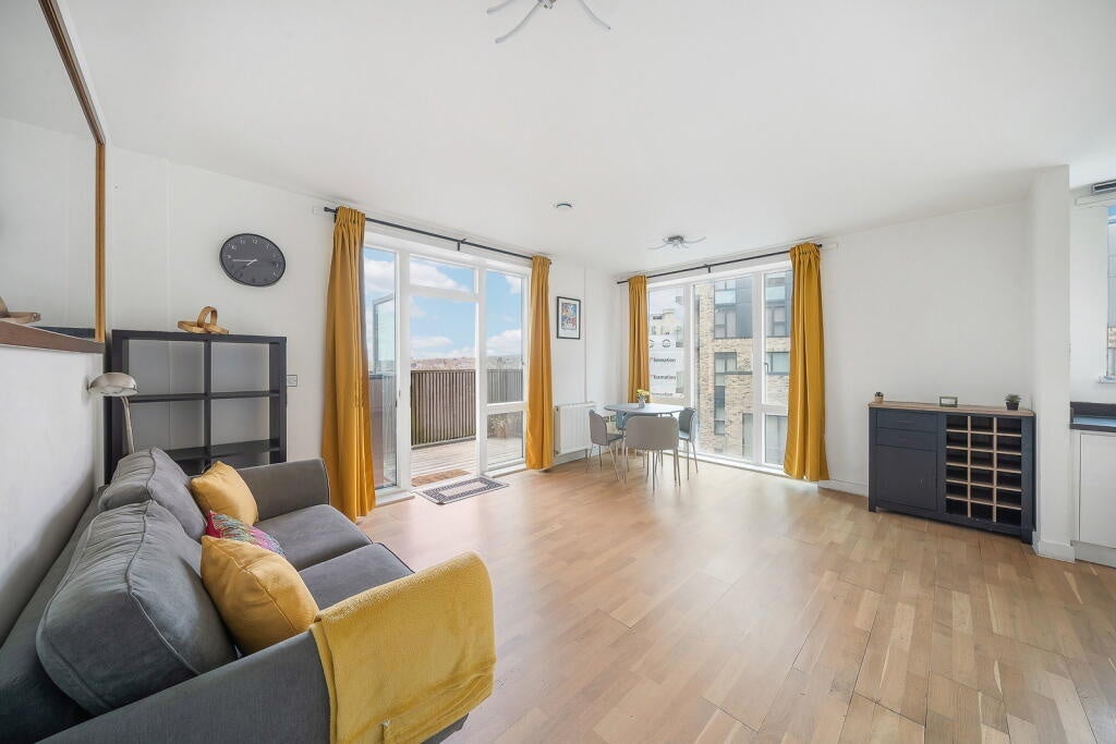 Flat Cherry Orchard Road in Greater London