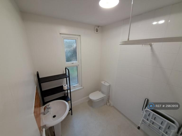 Room Barton Hill Road in Torquay