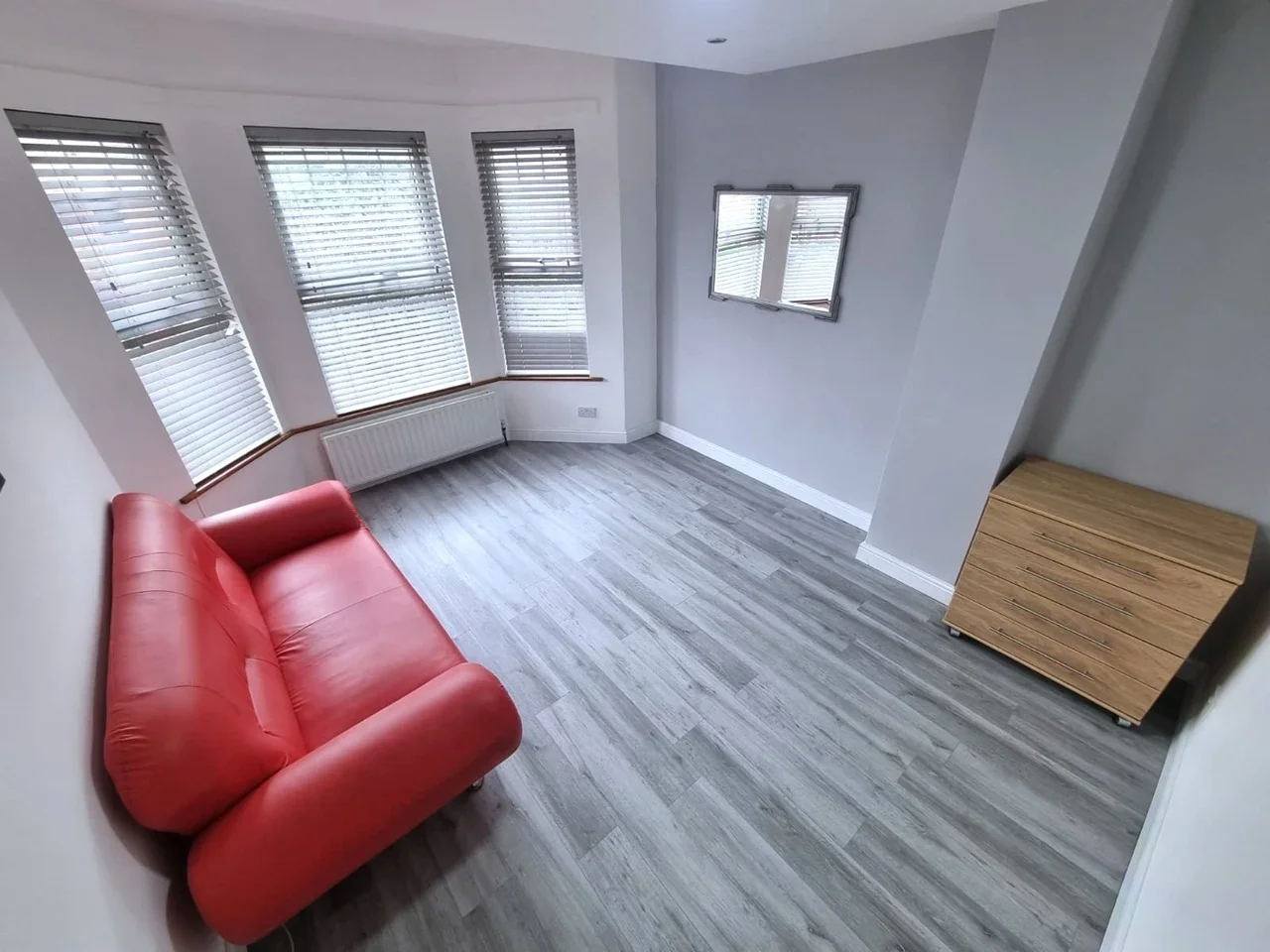 Room Temple Road in Greater London