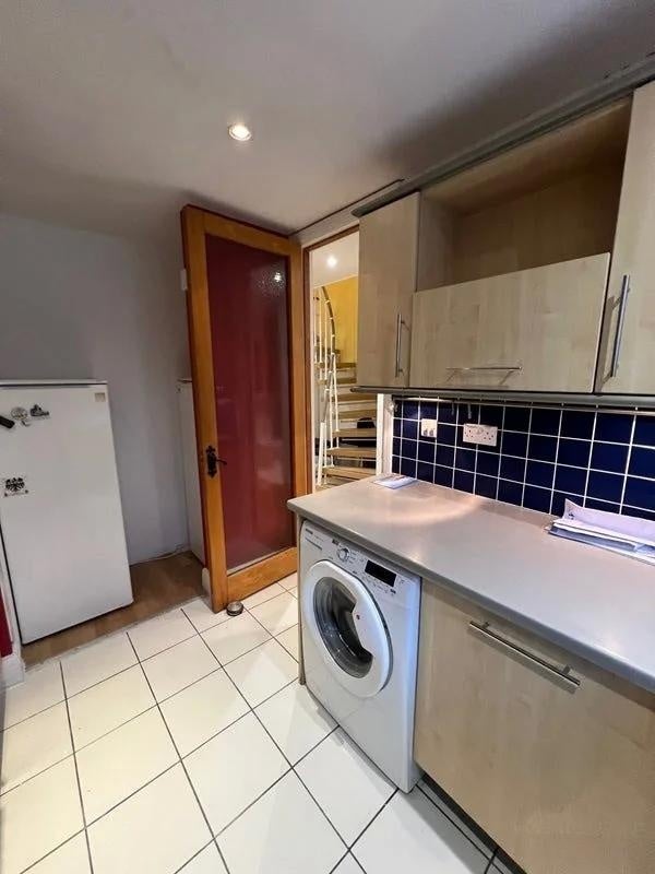 Room Rush Common Mews in Greater London