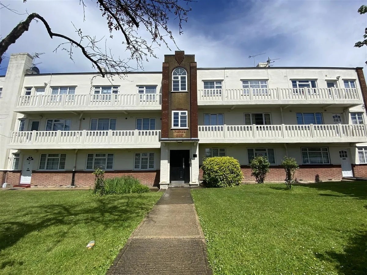 Flat Princes Drive in Greater London