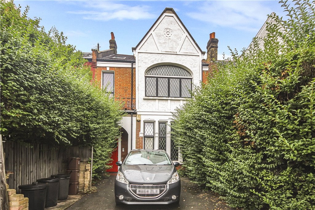 Flat Mitcham Lane in Greater London