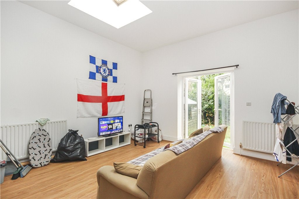 Flat Mitcham Lane in Greater London