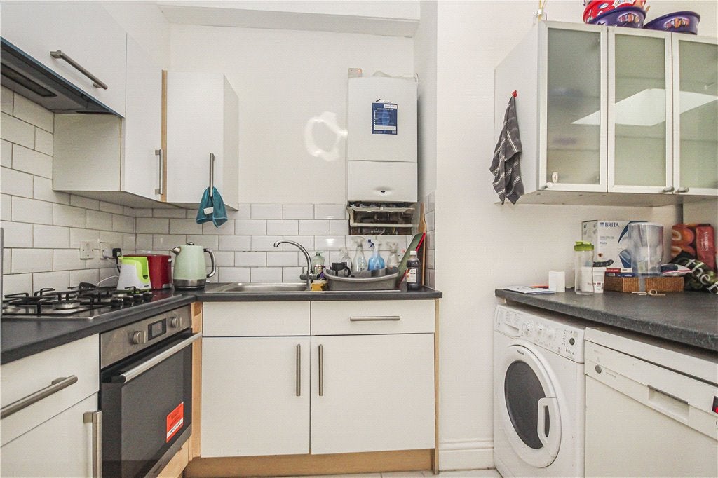 Flat Mitcham Lane in Greater London