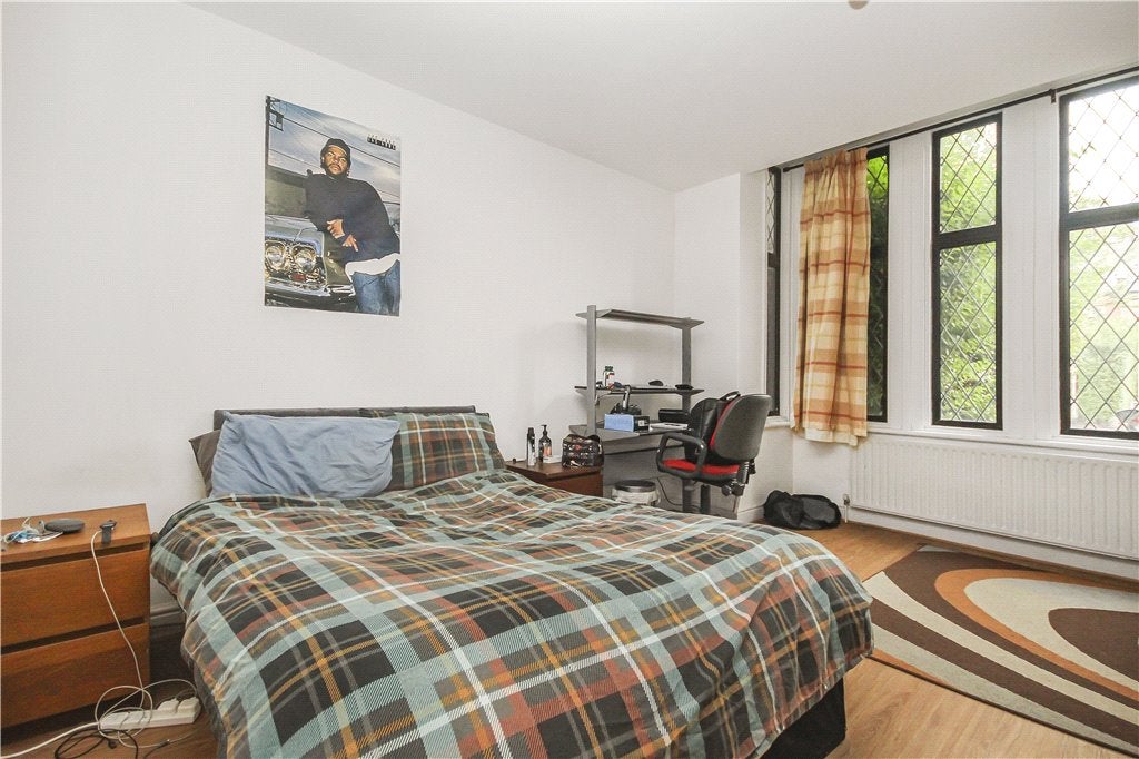 Flat Mitcham Lane in Greater London
