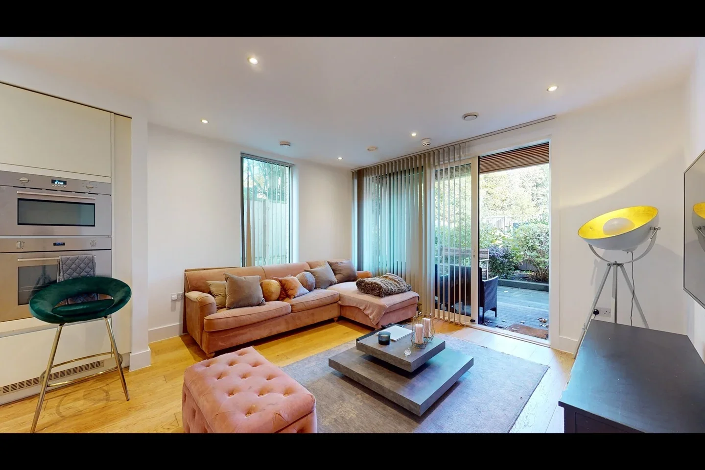 Flat Chiswick High Road in Greater London