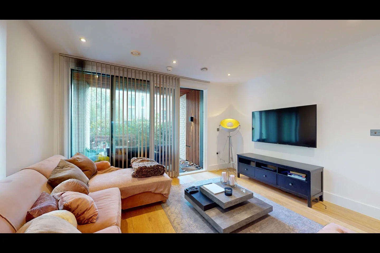 Flat Chiswick High Road in Greater London