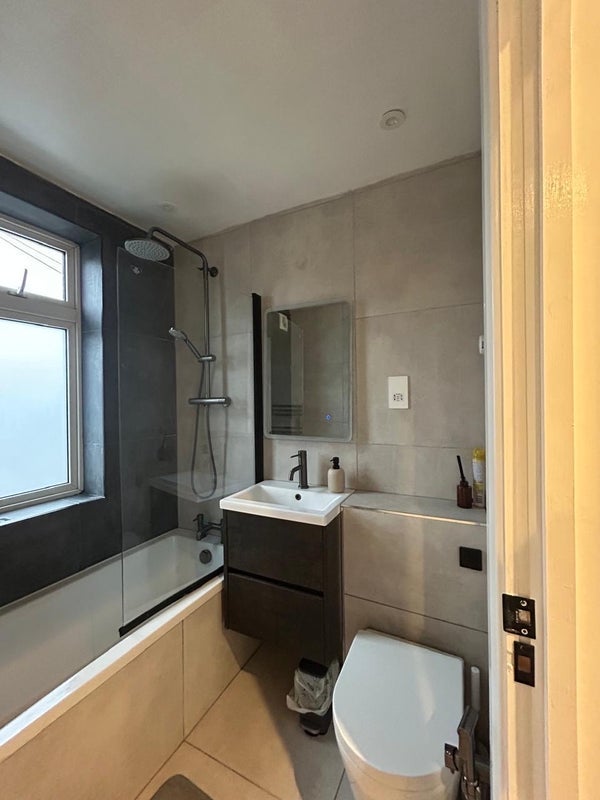 Room Varley Road in Greater London