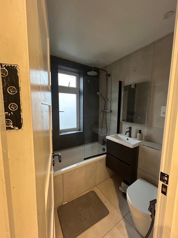 Room Varley Road in Greater London