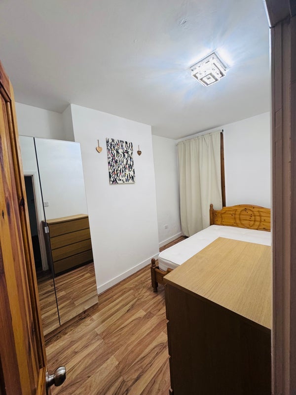 Room Saville Road in Greater London