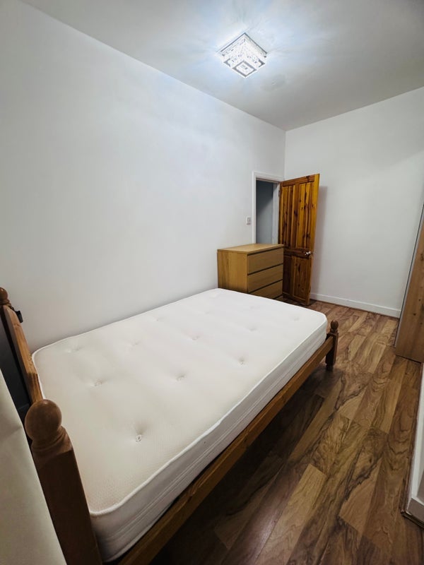 Room Saville Road in Greater London