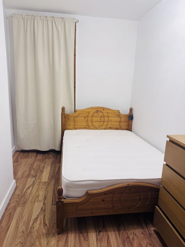 Room Saville Road in Greater London