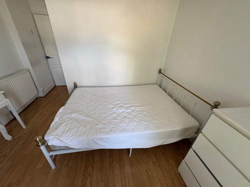 Room Borthwick Road in Greater London