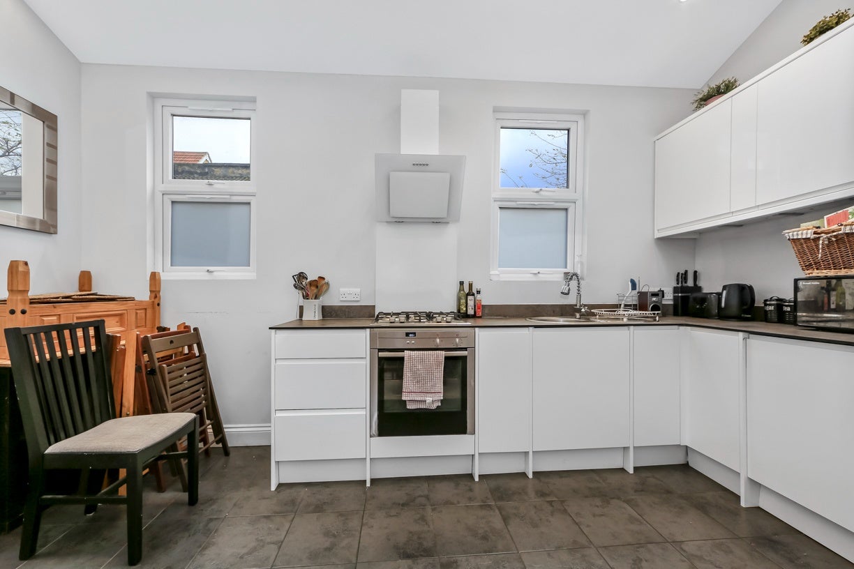 Flat Mitcham Road in Greater London