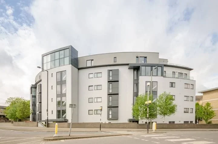 Flat Friern Barnet Road in Greater London