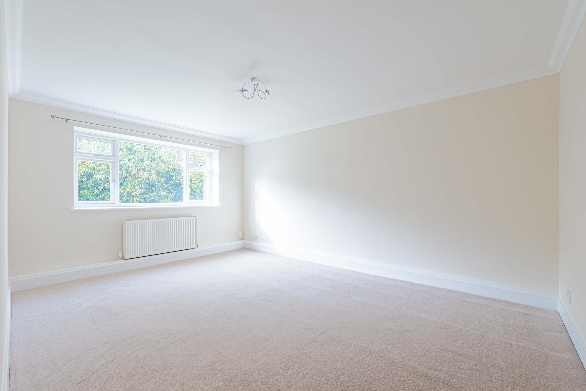 Flat Woodville Court in Watford
