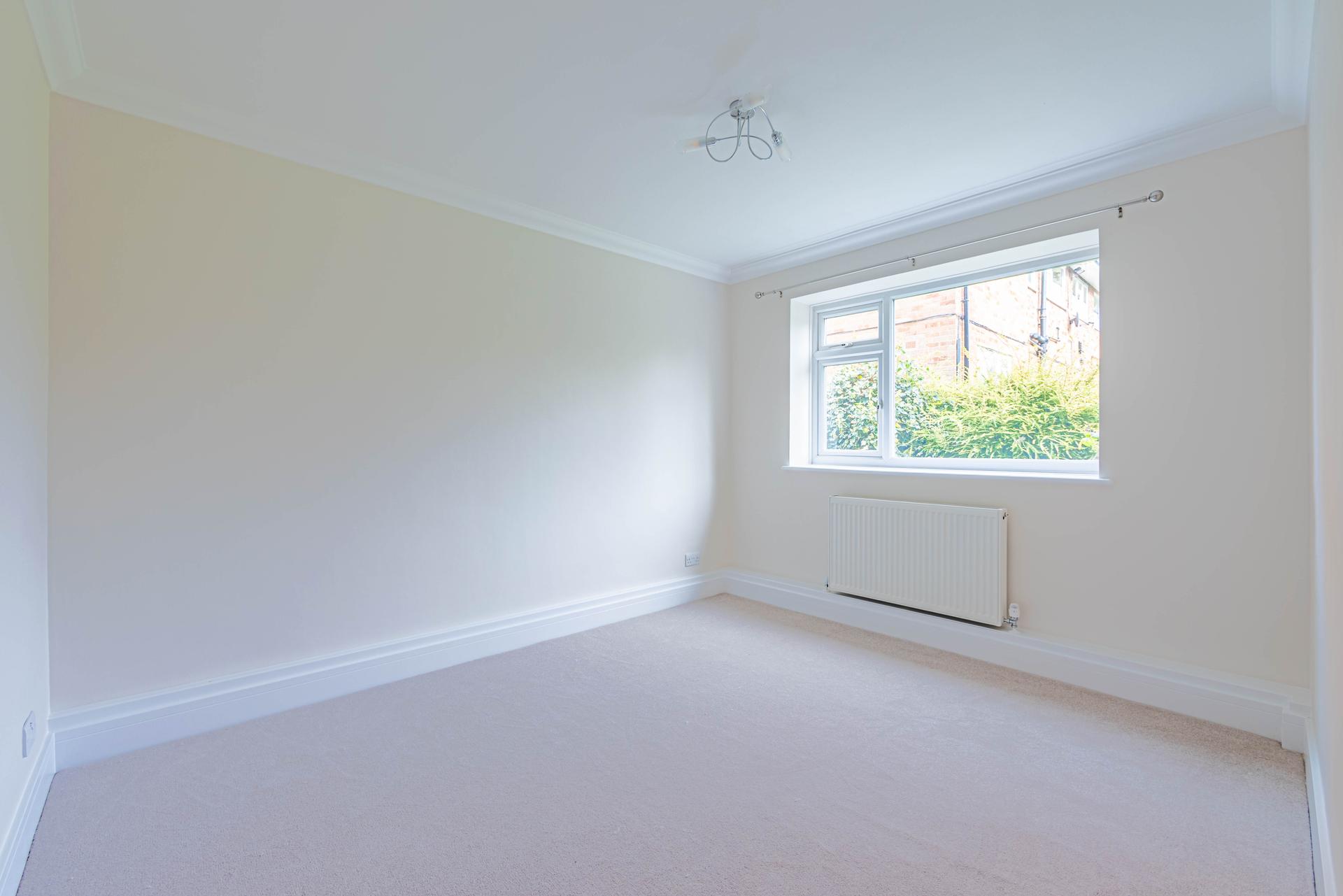 Flat Woodville Court in Watford