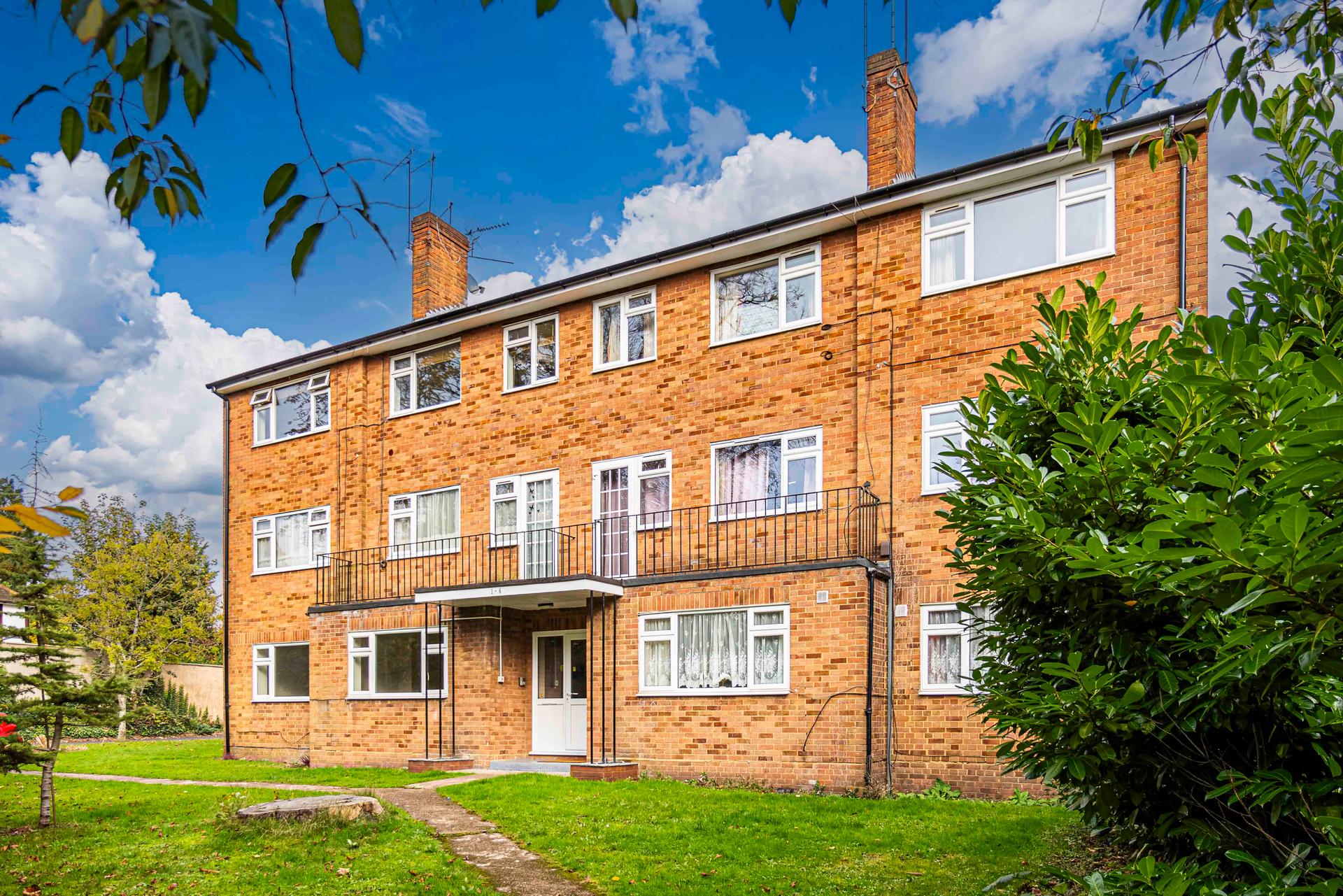 Flat Woodville Court in Watford