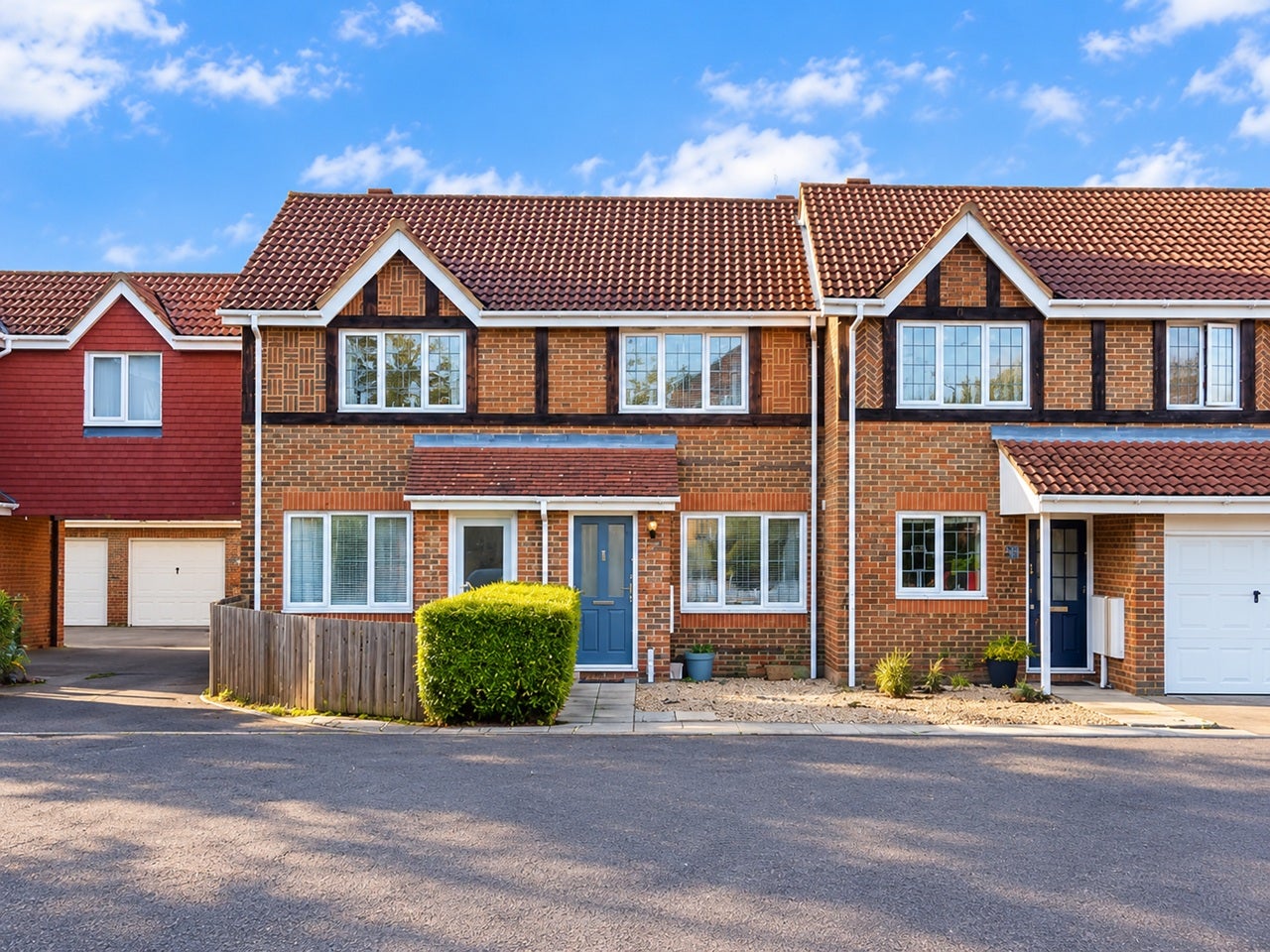 House Danesfield Close in Walton-on-Thames