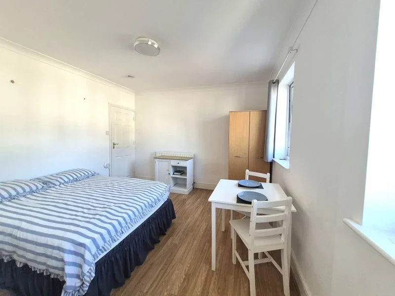Room Coldharbour Lane in Greater London