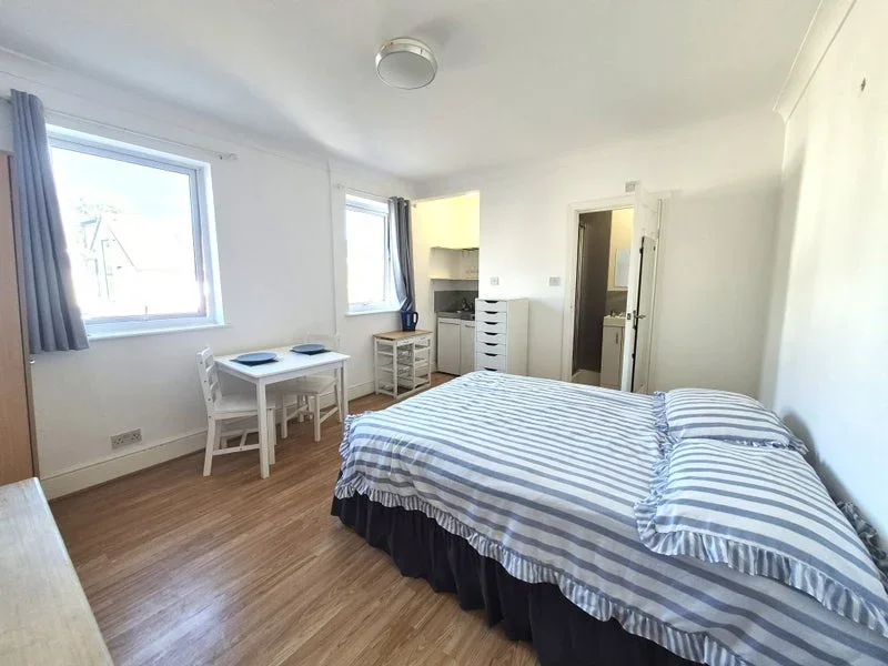 Room Coldharbour Lane in Greater London