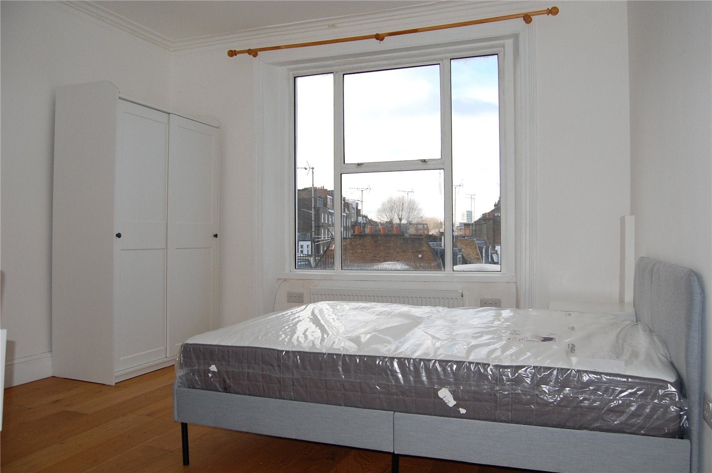 Room Marloes Road in Greater London