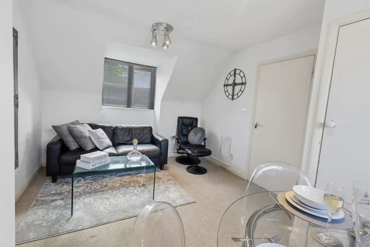Flat Marlowe Avenue in Canterbury