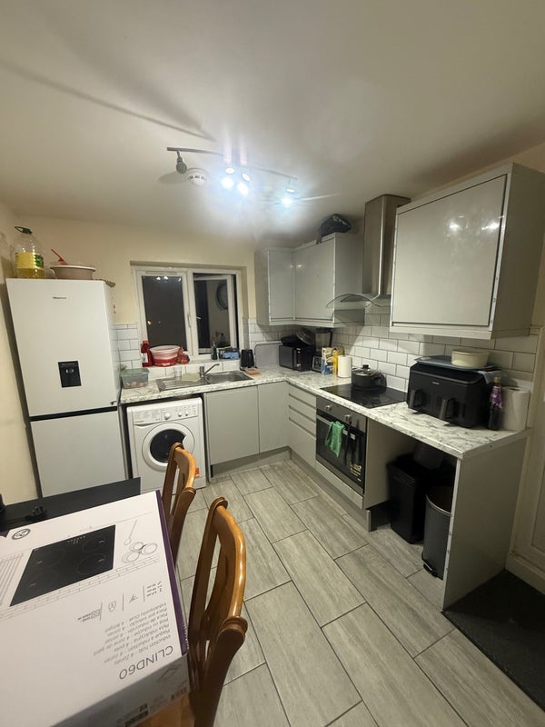 Room Plumstead High Street in Greater London