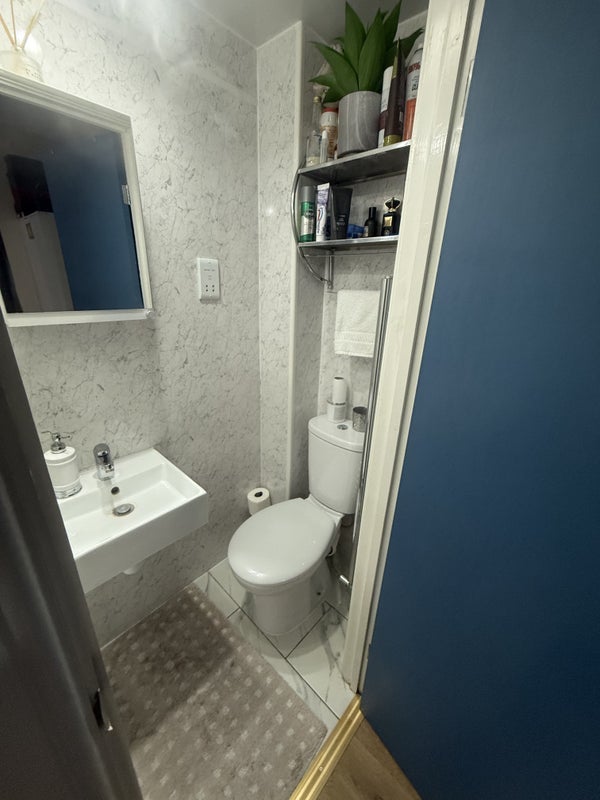 Room Plumstead High Street in Greater London