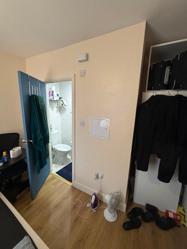 Room Plumstead High Street in Greater London