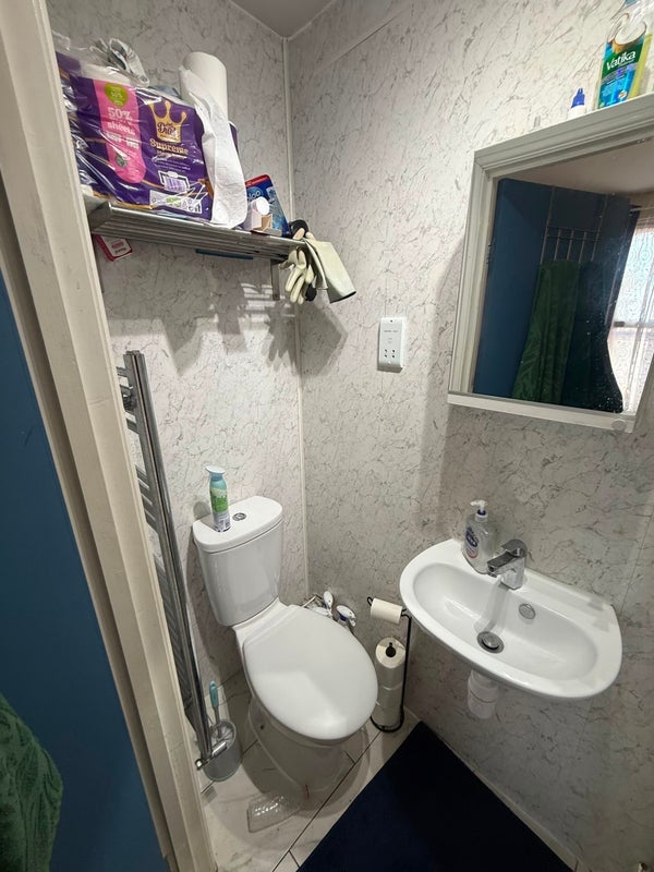 Room Plumstead High Street in Greater London
