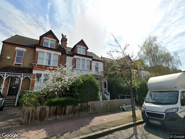 Room Queens Road in Greater London